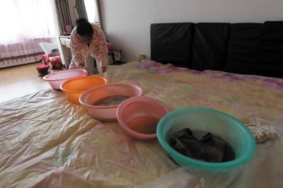 玉环楼上漏水，住户失联，小区没物管，业主维权难！律师来支招……